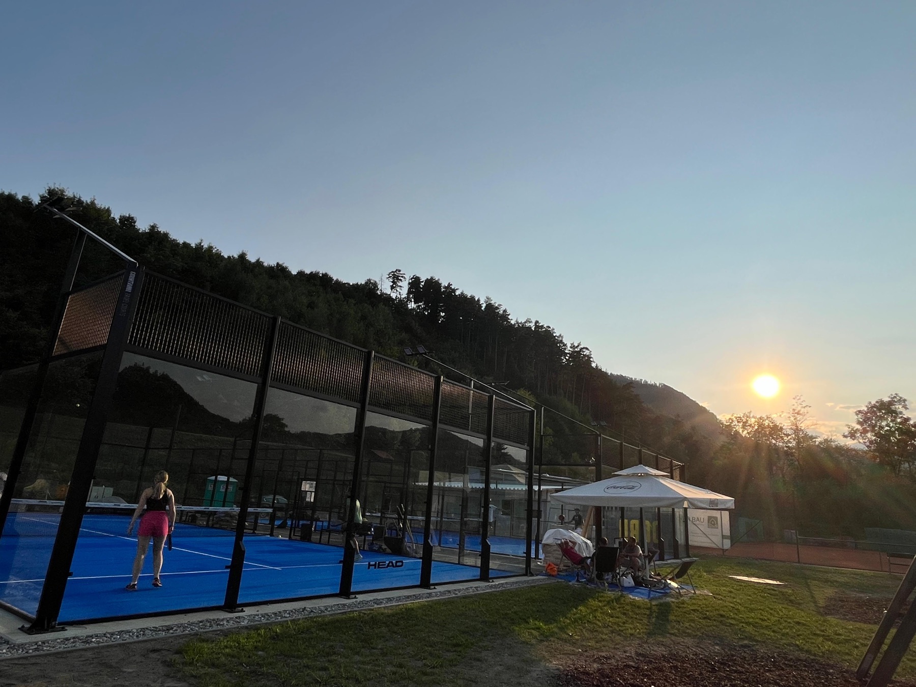 Sonnenuntergang hinter dem Wald