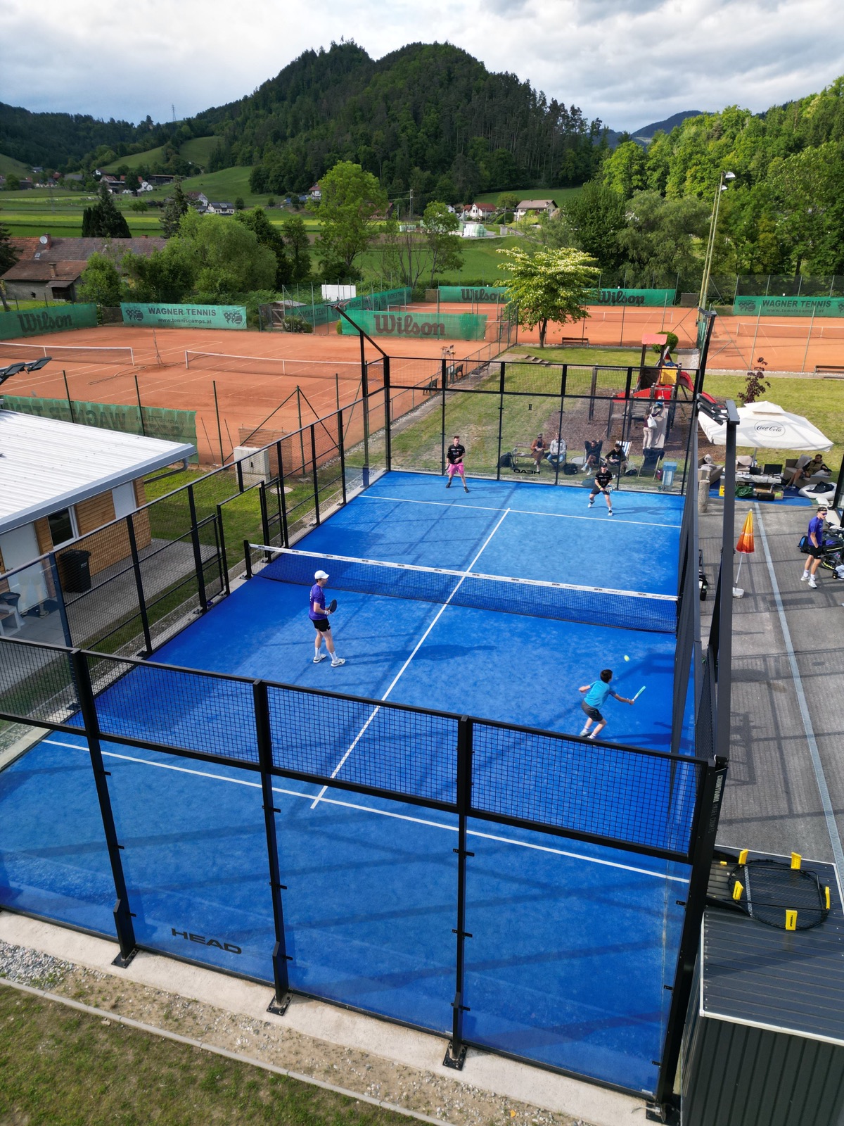 Die Courts von oben, dahinter der Berg