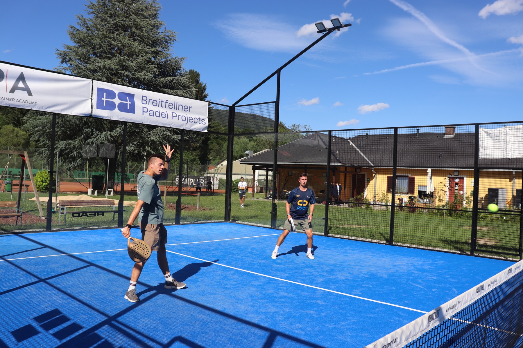 Zwei Spieler auf dem Court