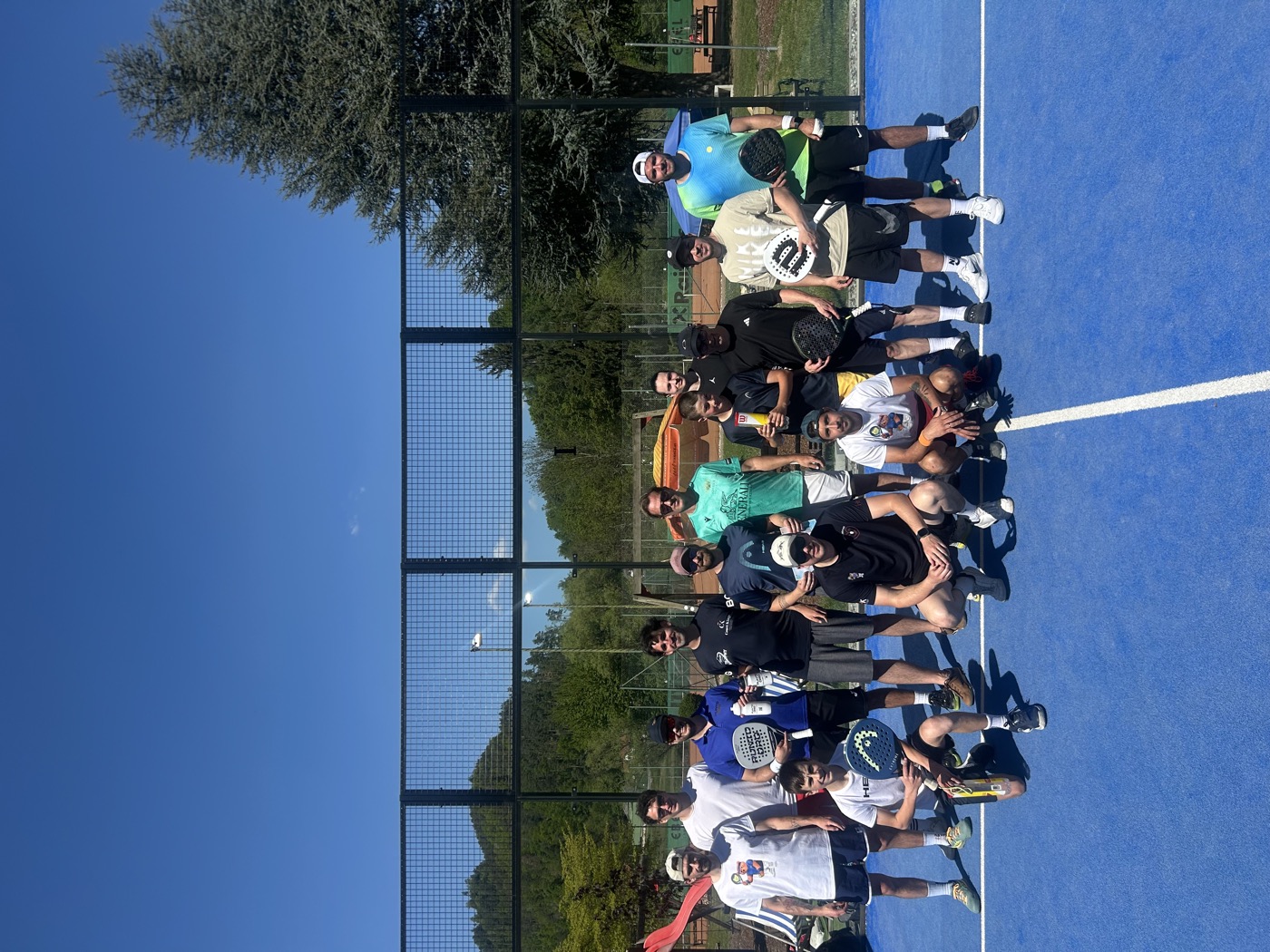 Teilnehmer eines Padelbär-Turniers
